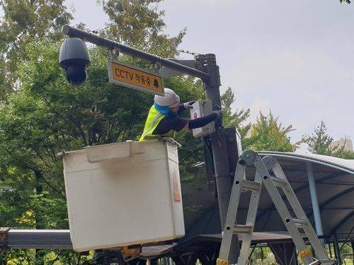통신사 직원이 서울 노원구에서 공공 와이파이 장비를 설치하고 있다. ⓒ노원구