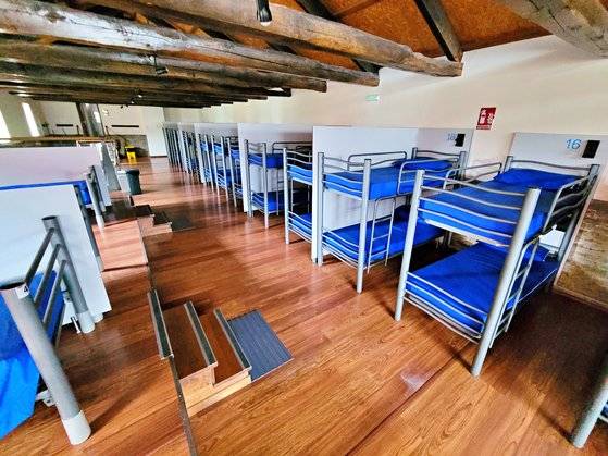 지방 정부에서 운영하는 공립 알베르게. 대규모 인원이 한 공간에서 하룻밤을 머문다.