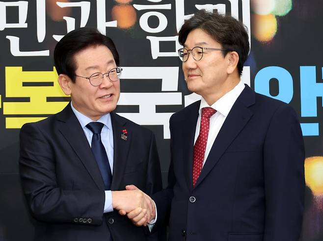 국민의힘 권성동 원내대표(오른쪽)가 18일 오후 국회에서 더불어민주당 이재명 대표를 예방해 인사하며 기념 촬영을 하고 있다. 사진=연합뉴스