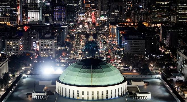 윤석열 대통령 탄핵소추안이 가결된 14일 오후 서울 영등포구 여의도 국회 앞에서 열린 윤석열 대통령 탄핵 촉구 집회에서 많은 시민들이 응원봉을 흔들고 있다. 임세준 기자