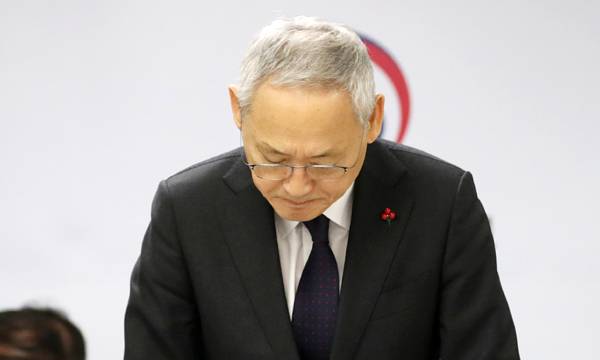 유인촌 문화체육관광부 장관이 18일 서울 종로구 국립현대미술관에서 열린 출입기자 정례브리핑에 참석해 비상계엄 사태와 관련해 국무위원으로서 고개 숙여 사과하고 있다. 뉴스1