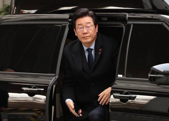 법정 출석 - 이재명 더불어민주당 대표가 17일 서울 서초구 서울중앙지방법원에서 열린 ‘대장동 배임·성남FC 뇌물’ 관련 1심 속행 공판에 출석하기 위해 법정으로 향하고 있다. 연합뉴스