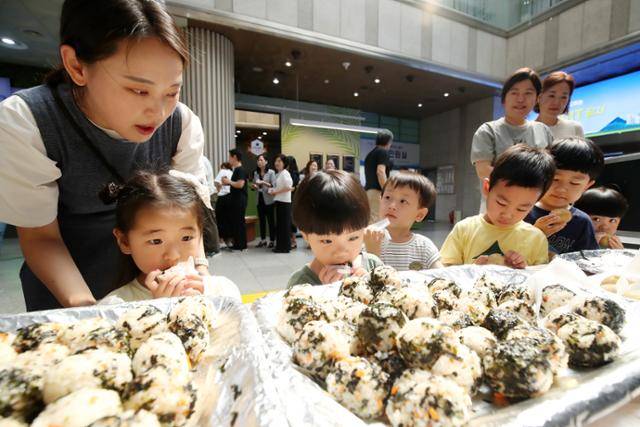 어린이들이 지난 6월 대구 달서구청에서 열린 6·25 전쟁 시절 먹거리 체험 행사를 찾아 주먹밥과 삶은 감자 등을 맛보고 있다. 대구=뉴스1