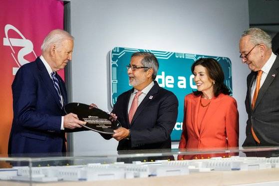 지난 4월 조 바이든 미국 대통령(왼쪽)이 미국 시러큐스에서 산자이 메로트라 마이크론 최고경영자(CEO)로부터 반도체 웨이퍼를 전달받고 있다. 이날 바이든 대통령은 마이크론에 61억4000만 달러(약 8조5000억원)의 보조금 지급을 발표했고, 이는 지난 10일 확정됐다. 로이터=연합뉴스