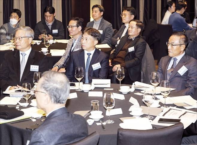 < 고민에 빠진 테크 리더들 > 한국공학한림원 차기 회장인 윤의준 서울대 특임교수(앞줄 왼쪽부터)와 곽노정 SK하이닉스 사장, 김기남 공학한림원 회장이 18일 서울 장충동 신라호텔에서 열린 공학한림원 반도체특별위원회 행사에 참석해 이혁재 서울대 교수의 기조발표를 듣고 있다. /임형택 기자