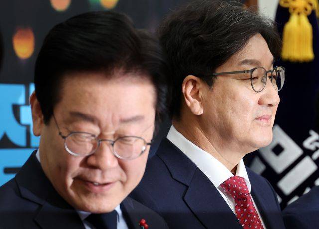 이재명 더불어민주당 대표가 18일 오후 서울 여의도 국회에서 예방한 권성동 국민의힘 대표 권한대행 겸 원내대표를 만나기념 촬영 후 각자 자리로 향하고 있다. 연합뉴스