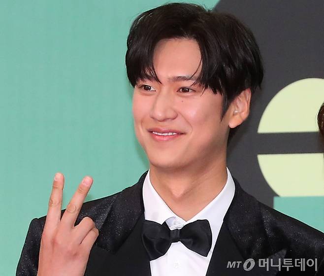 배우 나인우가 병역판정검사에서 4급 보충역을 받은 것에 대해 민원이 제기됐다. 나인우는 보충역 판정을 받은 뒤 3년간 소집 대기를 하다 최근 병역 면제 처분을 받은 것으로 알려졌다. /사진=김창현