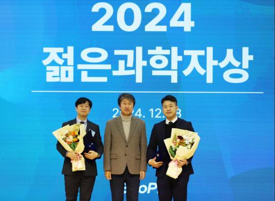 에코프로 제2회 젊은과학자상 시상식 지난 18일 에코프로 경북 포항캠퍼스에서 열린 ‘제2회 에코프로 젊은 과학자상’ 시상식에서 환경 분야 수상자인 심교승(왼쪽) 울산과학기술원(UNIST) 화학과 교수(왼쪽), 송호준(가운데) 에코프로 대표, 에너지 분야 수상자 이홍경(오른쪽) 연세대 신소재공학과 교수가 기념 사진을 촬영하고 있다. 에코프로 제공.