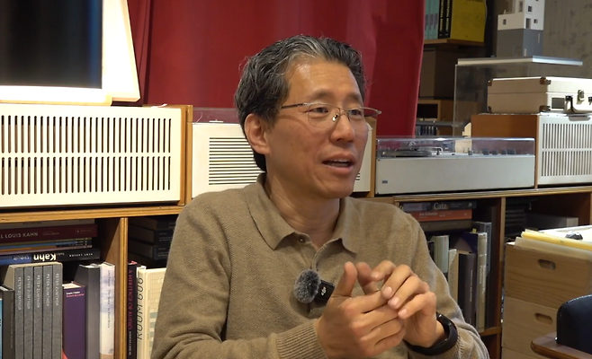 이재혁 에이디모베 대표가 자신의 사무실에서 직접 설계한 건축물들에 대해 설명하고 있다.