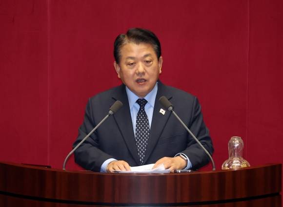 더불어민주당 김병주 의원이 11일 오후 국회 본회의에서 ‘윤석열 대통령 위헌적 비상계엄 선포 내란행위’와 관련해 질문하기 앞서 발언하고 있다. 2024.12.11 연합뉴스