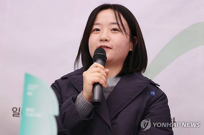 제1회 림 문학상 대상 수상자 성수진 작가 (서울=연합뉴스) 진연수 기자 = 19일 오전 서울 종로구 문화공간 길담에서 열린 제1회 림(LIM) 문학상 특별기획전 기자간담회에서 대상 수상자 성수진 작가가 인사말을 하고 있다. 2024.12.19 jin90@yna.co.kr