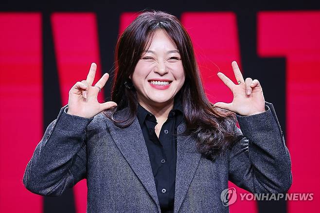 이영현 '정규 3집으로 컴백했어요' (서울=연합뉴스) 진연수 기자 = 가수 이영현이 19일 오후 서울 강남구 일지아트홀에서 열린 정규 3집 '프라이빗(PRIVATE)' 발매 기자간담회에서 포즈를 취하고 있다. 2024.12.19 jin90@yna.co.kr