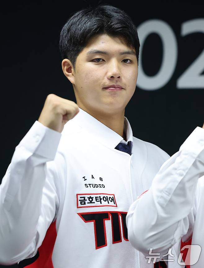 24일 오후 광주 기아챔피언스필드에서 열린 2025년 KIA 타이거즈 신인 선수 입단식에서 1라운드 5순위에 지명된 김태형이 기념 촬영을 하고 있다. 2024.9.24/뉴스1 ⓒ News1 김진환 기자