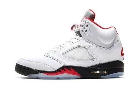 농구 스타 마이클 조던이 선수 시절 착용했던 '에어 조던 5'. 과거엔 품귀 현상이 일며 웃돈을 주고 사야했으나 현재 인기가 급격하게 떨어졌다. 아울렛 등에서도 제품을 구매할 수 있다. 사진=한국경제신문