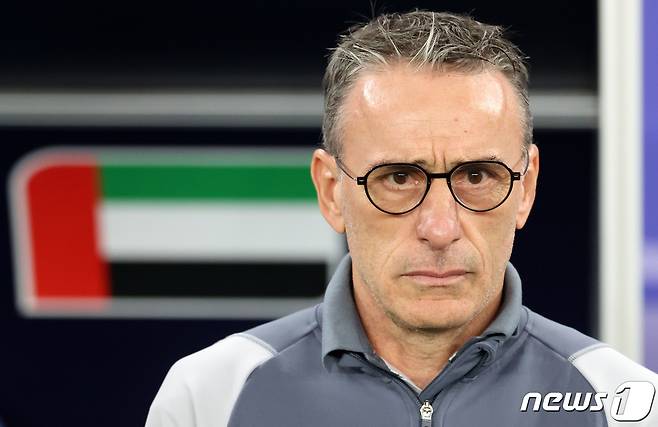 아랍에미리트 파울루 벤투 감독이 18일(현지시간) 카타르 알와크라 알자누브 스타디움에서 열린 2023 아시아축구연맹(AFC) 카타르 아시안컵 조별리그 C조 팔레스타인과 아랍에미리트와의 경기에서 그라운드를 바라보고 있다. 2024.1.19/뉴스1 ⓒ News1 김성진 기자