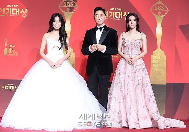 SBS연기대상 3MC 신동엽 김혜윤 김지연 레드카펫