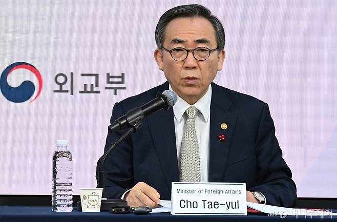 조태열 외교부 장관이 지난 18일 서울 중구 태평로1가 한국프레스센터 코시스센터에서 진행된 외신기자 대상 합동 간담회에서 질의 답변하고 있다. /사진=임한별(머니S)