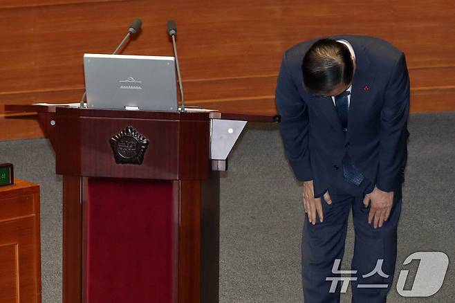 11일 오후 서울 여의도 국회에서 열린 제419회국회(임시회) 제1차 본회의 윤석열 대통령 위헌적 비상계엄 선포 내란행위 관련 긴급현안질문에 출석한 한덕수 국무총리가 서영교 더불어민주당 의원의 국민적 사과 요구에 허리 숙여 사과하고 있다. 2024.12.11/뉴스1 ⓒ News1 이광호 기자