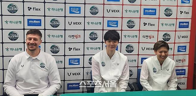 일본 부크사노비치 감독(왼쪽), 아카호 히마와리(가운데), 마치다 루이가 22일 열리는 한일 올스타전을 앞두고 인터뷰를 하고 있다. 부천=김민규 기자 kmg@sportsseoul.com