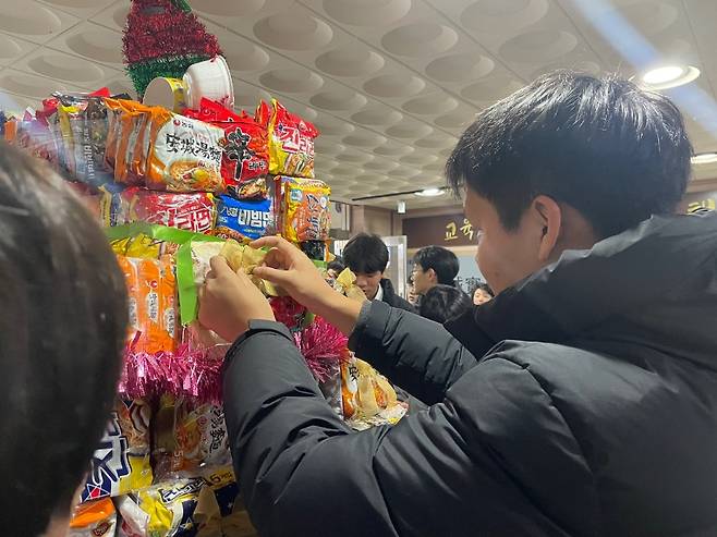 지난 20일 제주중앙중학교 학생들이 '라면 크리스마스트리'를 만드는 모습.