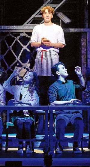 뮤지컬 ‘틱틱붐’에서 주인공 존을 맡은 배우 장지후가 ‘선데이’를 부르는 장면. 신시컴퍼니 제공