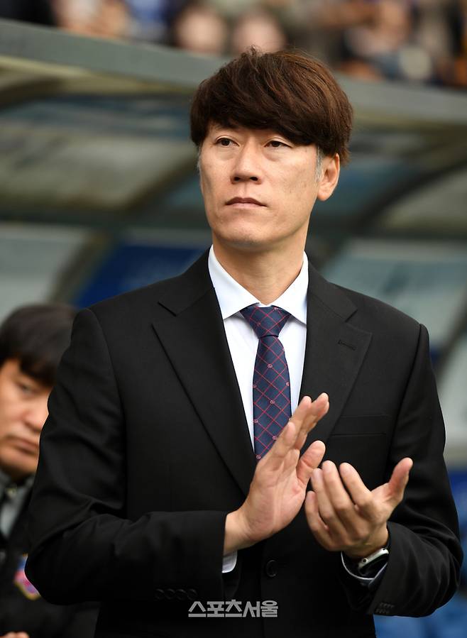 수원FC 김은중 감독이 23일 울산 문수축구경기장에서 열린 K리그1 울산HD와 경기에 앞서 선수들의 입장을 지켜보고 있다. 2024. 11. 23. 울산 | 최승섭기자 thunder@sportsseoul.com