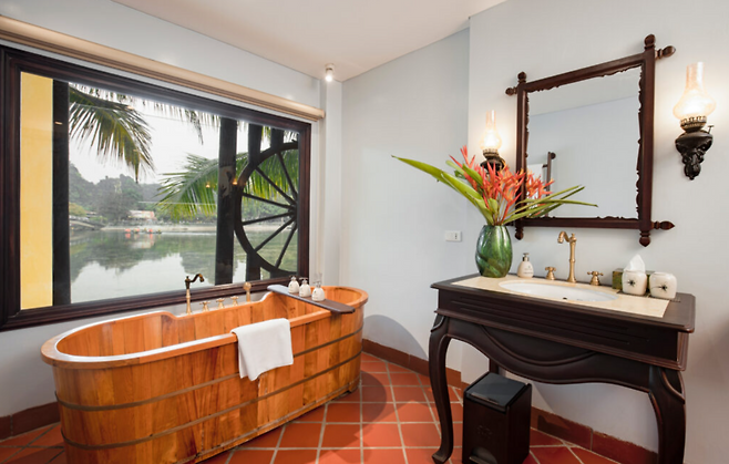 땀꼭 중심부에 자리한 에메랄다 리조트. 아웃도어 수영장은 물론 레스토랑과 스파의 수준도 가격대비 훌륭하다.