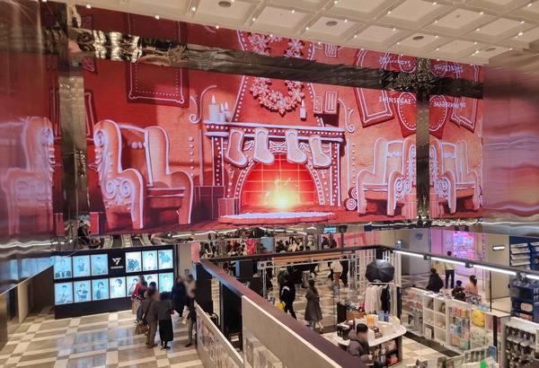 신세계백화점 센텀시티점이 지난 21일 기준 올해 매출액 2조 원을 달성하며 서울 외 백화점 중 처음으로 2년 연속 ‘2조 클럽’에 들어갔다. 신세계 센텀시티 지하 2층 하이퍼스페이스 입구 모습. 신세계백화점 제공