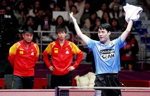지난 2월 열린 부산 세계탁구선수권대회에서 장우진이 인사하는 모습. ITTF 홈피 제공