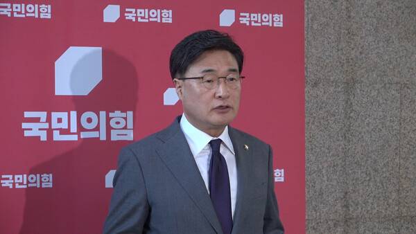 ▲김대식 국민의힘 원내수석대변인이 23일 국회 본관 원내대표실 앞 백브리핑에서 국민의힘의 계엄 내란 사태 가짜뉴스 법적 조치 방침이 진상규명과 알권리를 위축시키는 것 아니냐는 미디어오늘 기자 질의에 상황 별로 대처하겠다고 답변하고 있다. 사진=미디어오늘 영상 갈무리