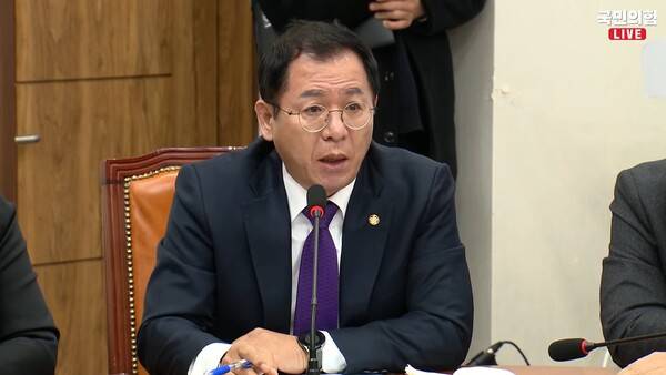 ▲이상휘 국민의힘 미디어특별위원장이 23일 원내대책회의에서 12.3 계엄사태 내란의혹 관련 가짜뉴스에 법적 조치를 취하겠다고 밝히고 있다. 사진=국민의힘TV 영상 갈무리