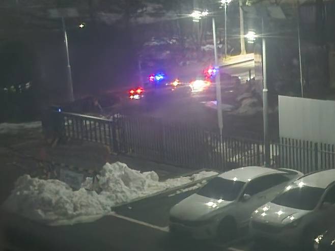 12월3일 밤 비상계엄 선포 직후 수원 선거관리위원회 연수원에 경찰차 2대가 도착한 모습. 익명의 제보자가 찍은 사진이다. ⓒ시사IN