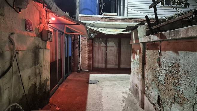 경북 경주시 황오동 성매매 집결지 ‘적선지대’의 한 성매매업소에 붉은 전등이 켜져 있다. 주성미 기자