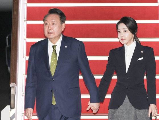 윤석열 대통령과 김건희 여사가 10월 11일 성남 서울공항에서 필리핀, 싱가포르 국빈 방문 및 라오스 아세안 3 회의를 마치고 귀국하며 전용기인 공군 1호기에서 내리고 있다. 연합뉴스