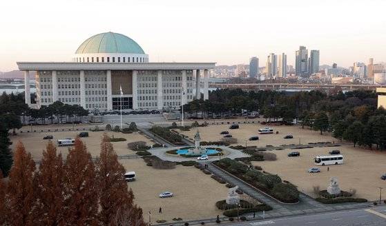 지난 16일 국회 잔디광장에 2차 비상계엄에 대비해 계엄군의 헬기 착륙 방지 목적으로 대형 버스와 국회 사무처 관계자들의 차량이 배치돼 있다. 김성룡 기자
