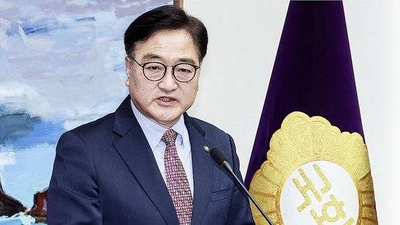 우원식 국회의장이 24일 오후 국회에서 기자회견을 열고 한덕수 대통령 권한대행의 거부권 행사에 관해 부적절하다는 입장을 밝히고 있다. 김성룡 기자