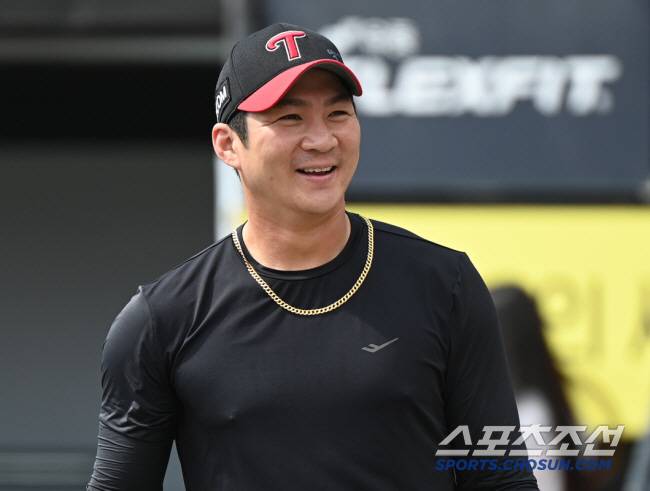 9일 수원 KT위즈파크에서 열린 LG와 KT의 준PO 4차전. LG 오지환이 밝게 웃으며 타격 훈련을 하고 있다. 수원=정재근 기자 cjg@sportschosun.com/2024.10.9/