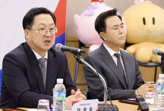(왼쪽)이장우 대전시장과 김태흠 충남지사가 지난 24일 대전시청에서 열린 '대전·충남 행정통합 민관협의체 출범식'에서 인사말을 하고 있다. 대전시 제공
