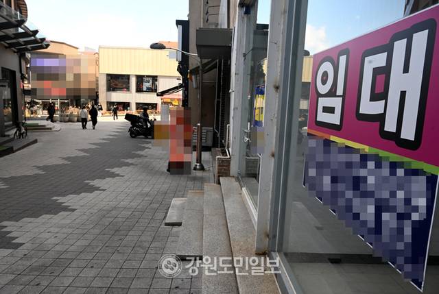 ▲ 경기불황과 비상계엄 사태가 이어지며 연말특수가 사라진 가운데 15일 춘천 명동 주변이 한산한 모습을 보이고 있다. 김정호