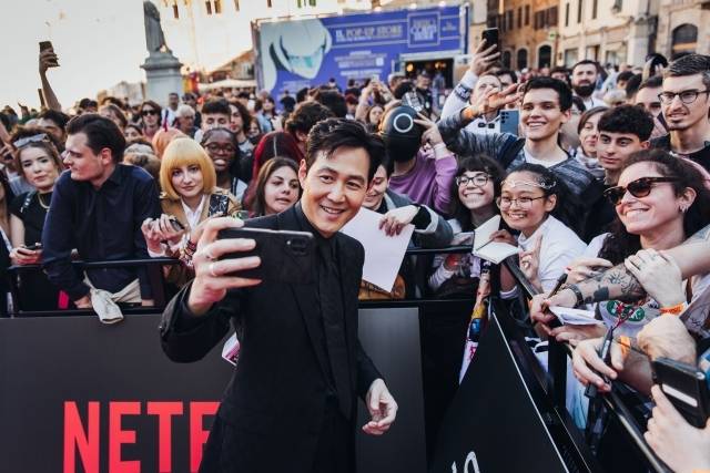 넷플릭스 ‘오징어게임2’의 배우 이정재가 스크리닝 행사에 참석해 팬들과 사진을 찍고 있다. 사진 | 넷플릭스