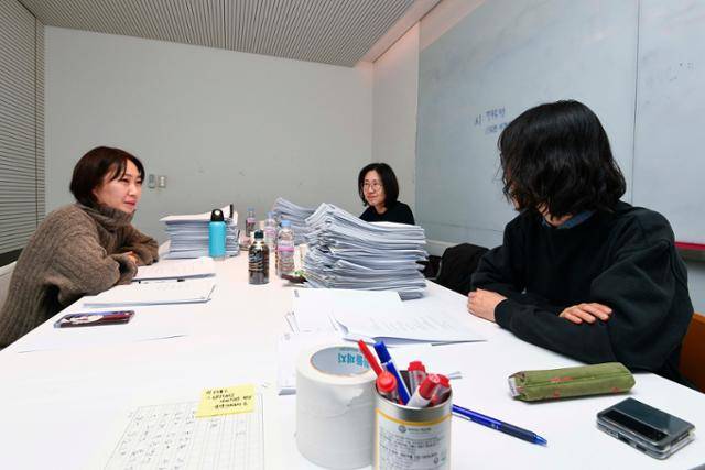 20일 서울 중구 한국일보사에서 2025 한국일보 신춘문예 시 부문 심사가 진행되고 있다. 올해 시 부문 심사를 맡은 박소란(왼쪽부터 시계 방향) 시인, 진은영 시인, 신해욱 시인. 류기찬 인턴기자