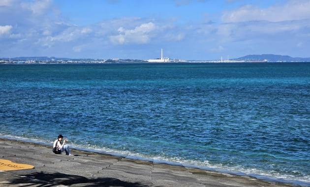 해중도로 중간에 위치한 일본식 휴계소'우미노 에키'에서 바라본 바다 풍경 / JAPAN NOW