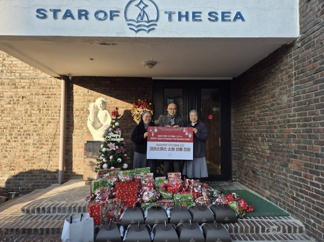 (왼쪽부터) 해성보육원 원장 남상미, 쉐라톤 그랜드 인천 호텔 고기범 총지배인, 해성보육원 사무국장 하수현/사진제공= 쉐라톤 그랜드 인천 호텔