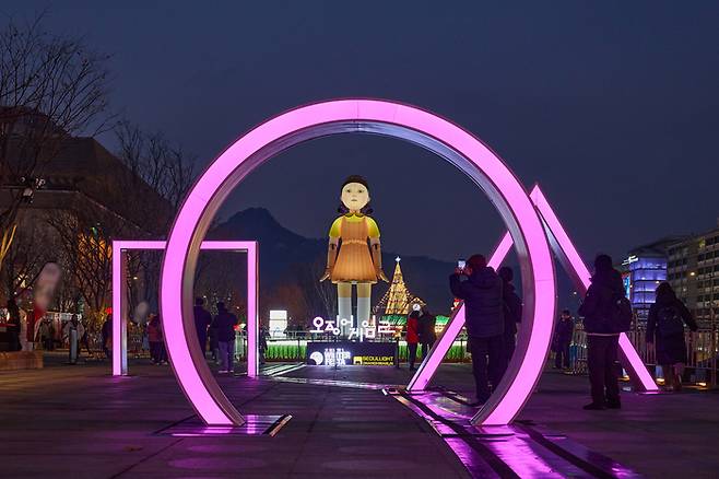 넷플릭스 오리지널 드라마 ‘오징어 게임 2’의 조형물과 구조물들이 서울 광화문 광장에 전시돼 있다. 사진 넷플릭스