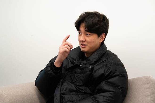 롯데 김원중이 포즈를 취하고 있다. 롯데 자이언츠 제공