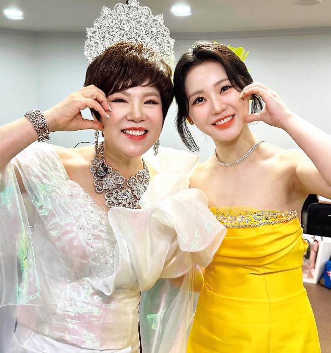 홍지윤은 2024년 데뷔 50주년을 맞은 김연자의 특별쇼, KBS ‘김연자 더 글로리’에 게스트로 출연하는 등 김연자가 아끼는 후배다.