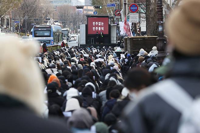 27일 오후 서울 종로구 혜화역 4번 출구 근처에서 ‘민주 없는 민주동덕’ 집회가 열렸다. 연합뉴스