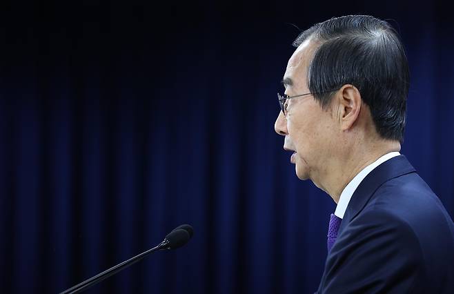 Acting President and Prime Minister Han Duck-soo delivers a public address at the Government Complex in Jongno-gu, Seoul, on Thursday. (Yonhap)