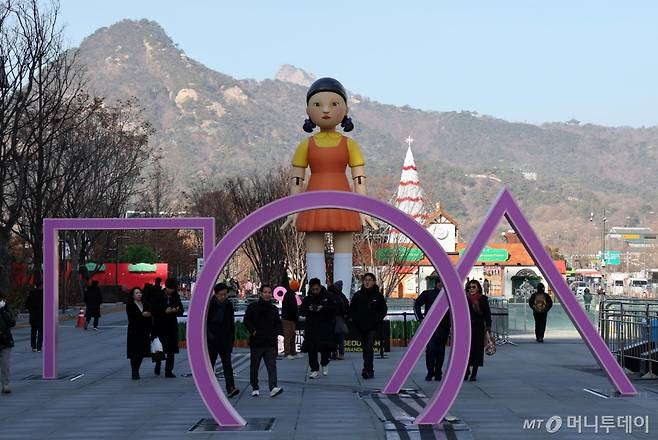 넷플릭스 드라마 오징어게임 2 공개일인 지난 26일 오후 서울 종로구 광화문광장에 드라마 속 등장 로봇 '영희' 조형물이 설치돼 있다. /사진=뉴시스