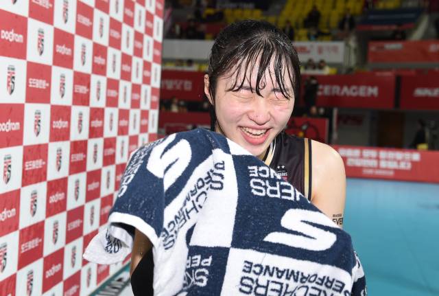 동료들의 물세례에 행복한 전다빈 / KOVO(한국배구연맹)